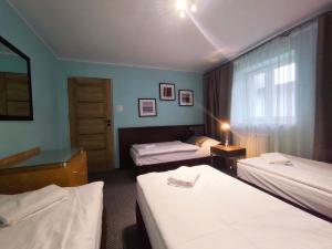 En eller flere senge i et værelse på Domki OSiR - centrum, parking