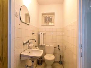 Et badeværelse på Domki OSiR - centrum, parking + 10 billeder