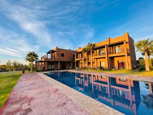 Πισίνα στο ή κοντά στο La Hacienda Private Villa with Pool & Palm Garden