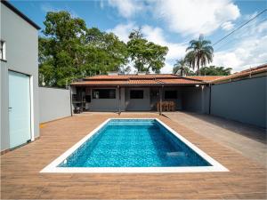 een zwembad in de achtertuin van een huis bij Piscina, Área Gourmet, Wi-fi e Garagem in Pirassununga