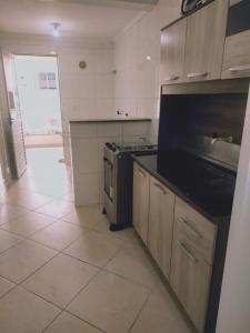 een keuken met een fornuis en een aanrechtblad bij Apartamento 150m das Termas in Piratuba