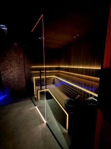 een bank in een donkere kamer met lampen erop bij TatryTop Giewont House in Kościelisko