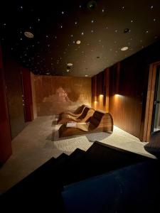 een slaapkamer met een bed in het midden van een kamer bij TatryTop Giewont House in Kościelisko