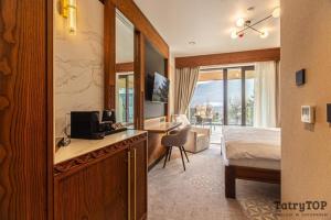 TV a/nebo společenská místnost v ubytování TatryTop Giewont House & SPA