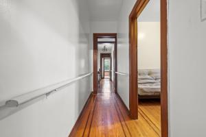 Φωτογραφία από το άλμπουμ του Massive NYC House with Pool Table σε Γιόνκερς