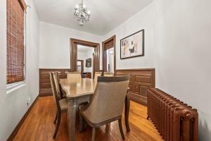 een eetkamer met een tafel en stoelen bij Massive NYC House with Pool Table in Yonkers +31 foto's