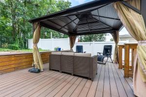 Φωτογραφία από το άλμπουμ του Massive NYC House with Pool Table σε Γιόνκερς