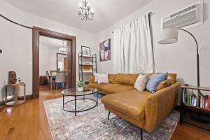 Χώρος καθιστικού στο Massive NYC House with Pool Table