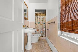 Koupelna v ubytování Massive NYC House with Pool Table + 31 fotografií