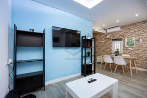 Телевизор и/или развлекательный центр в La Terraza by Staycare