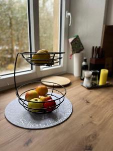 a bowl of fruit on top of a table at Kleine Auszeit - Raum für Ruhe und neue Energie in Weidenberg
