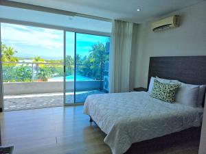 Un dormitorio con una cama y vista al mar. en Puerto Azul Hotel, en Puntarenas 97 fotos más