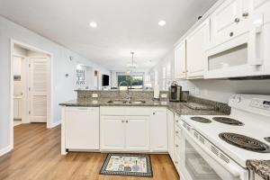 Køkken eller tekøkken på 21D Beaches & Birdies home