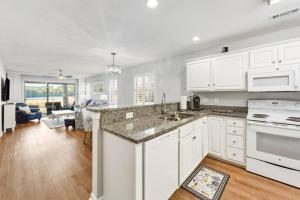 Køkken eller tekøkken på 21D Beaches & Birdies home