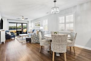 Et opholdsområde på 21D Beaches & Birdies home + 18 billeder