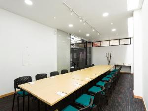 a large conference room with a long table and chairs at Hotel bh Parque 93 in Bogotá
