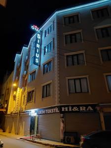 SeyhanNew Sirius Otel的一边有标志的酒店