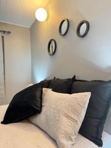 En eller flere senge i et værelse på Worcester Cozy Stay Apartments