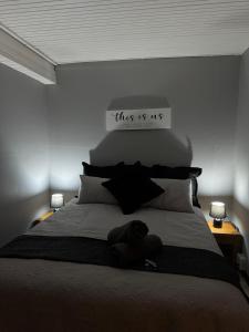 En eller flere senge i et værelse på Worcester Cozy Stay Apartments