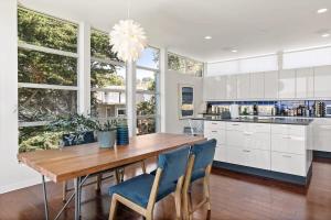 Kuchyň nebo kuchyňský kout v ubytování Marbella Lane - Cozy and Eccentric Design Home