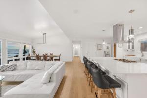 Kuchyň nebo kuchyňský kout v ubytování Marbella Lane-Oceanfront Retreat w Stunning View