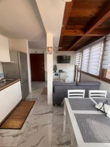 een woonkamer met een bank en een tafel bij Terrazza Appia 112 in Potenza