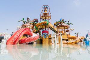 ein Wasserpark mit einer Wasserrutsche im Wasser in der Unterkunft Nasmita's in Aourir
