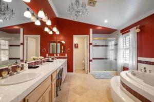 bagno con 2 lavandini, vasca e doccia di Marbella Lane - Captivating Home w Pool a Otterbein