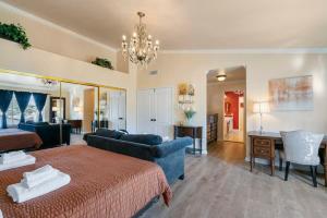 una camera da letto con un letto, un divano e un tavolo di Marbella Lane - Captivating Home w Pool a Otterbein