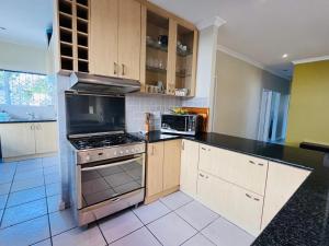 Nhà bếp/bếp nhỏ tại 4 Bedroom Bliss