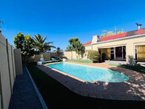 Hồ bơi trong/gần 4 Bedroom Bliss