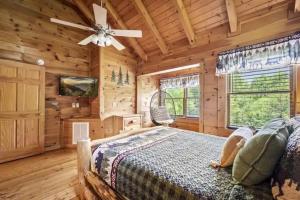 En eller flere senge i et værelse på Black Bear Bungalow by Beyond Expectations