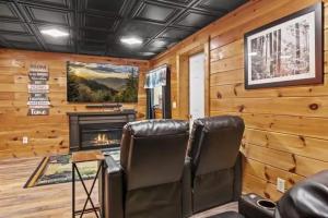 Et opholdsområde på Black Bear Bungalow by Beyond Expectations