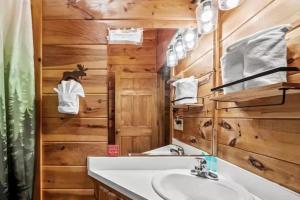 Et badeværelse på Black Bear Bungalow by Beyond Expectations + 52 billeder