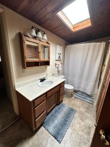 Ένα μπάνιο στο Medford Home And 2 Condos With Pool