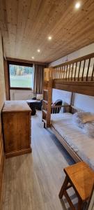 En eller flere senge i et værelse på Résidence Makalu - Studio divisible 4 personnes Plagne Centre MAE-3484