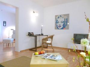 een woonkamer met een tafel en een televisie bij Gästehaus 1A in Lindlar