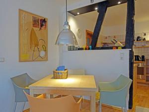 een tafel en stoelen in een keuken met een eetkamer bij Gästehaus 1A in Lindlar