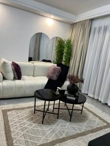 een woonkamer met een witte bank en een tafel bij Polaris residency in Nairobi