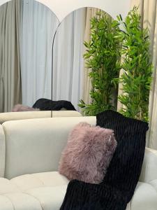 een teddybeer op een bank in een woonkamer bij Polaris residency in Nairobi