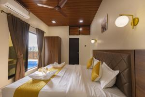 Giường trong phòng chung tại Serenova Resort by ILIF Hotels