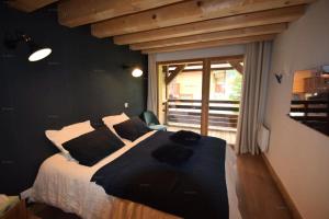 a bedroom with a bed and a large window at Résidence Alpine Loft - 5 Pièces 10 pers- HAUT DE GAMME - ALPINE LOFT - 10ALPI - PLAGNE CENTRE MAE-2634 in Aime-La Plagne +14 photos