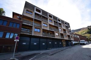 un edificio de apartamentos al costado de una calle en Résidence Alpine Loft - 5 Pièces 10 pers- HAUT DE GAMME - ALPINE LOFT - 10ALPI - PLAGNE CENTRE MAE-2634, en Aime La Plagne