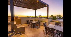 eine Terrasse mit Tisch und Stühlen auf einem Balkon in der Unterkunft Santa Cruz Suites in La Paz