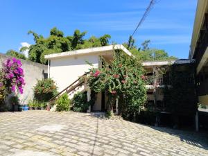 a building with flowers on the side of it at Suítes XIBAYKA in Ilhabela