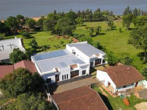 an aerial view of a house with a solar roof at A estrenar departamento en la mejor playa in Encarnación