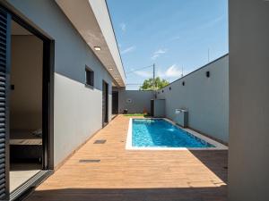 een zwembad in het midden van een huis bij Casa com Piscina, Wi-Fi e Garagem in Pirassununga