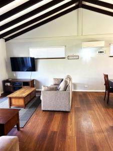 Et tv og/eller underholdning på Stouty's at Hat Head - No Sheets or Towels Provided