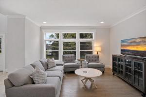 Una sala de estar con un sofá y un televisor. en The Ultimate Luxury Home with Jacuzzi & Garage, en Falls Church