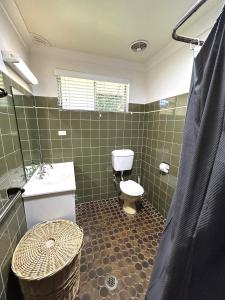 Et badeværelse på Stouty's at Hat Head - No Sheets or Towels Provided